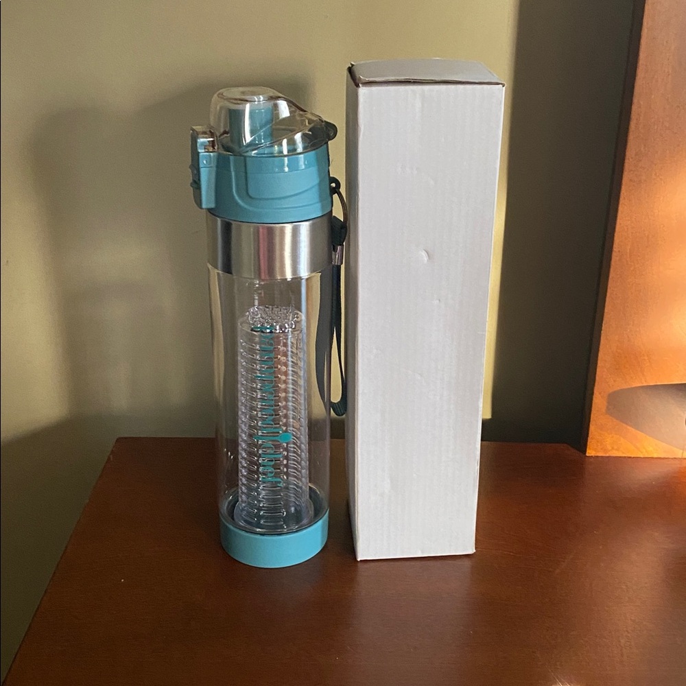 Pampered chef Infuser Water Bottle